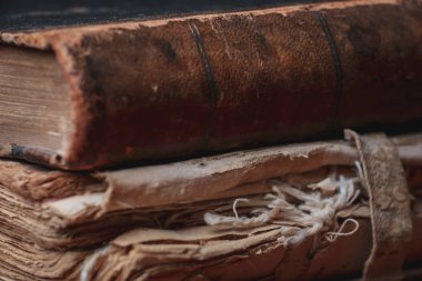 Masanın üzerinde çok eski bir kitap var.