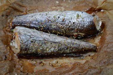 Fırında pişirilmiş balık yahnisi ve otlar.