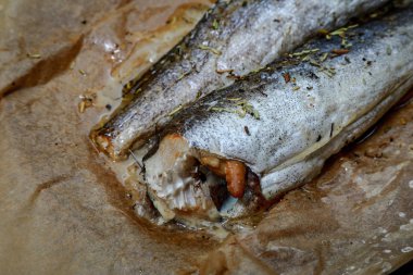 Fırında pişirilmiş balık yahnisi ve otlar.