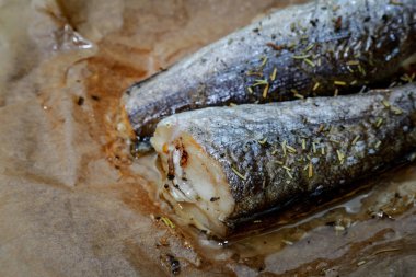 Fırında pişirilmiş balık yahnisi ve otlar.