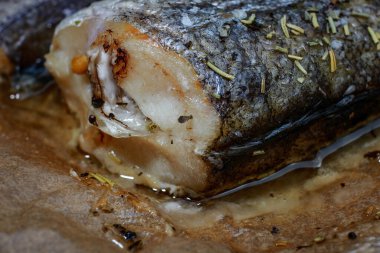 Fırında pişirilmiş balık yahnisi ve otlar.