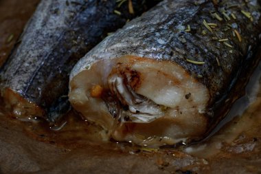 Fırında pişirilmiş balık yahnisi ve otlar.