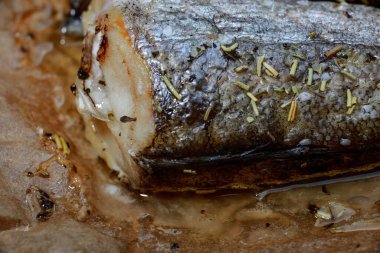 Fırında pişirilmiş balık yahnisi ve otlar.