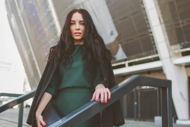 Kadınlar şehirde yürürler ve dinlenirler.