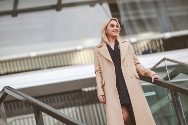 Kadınlar şehirde yürürler ve dinlenirler.