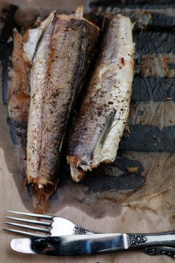 Fırında pişirilmiş balık yahnisi ve otlar.