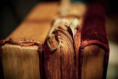 Masanın üzerinde çok eski bir kitap var.