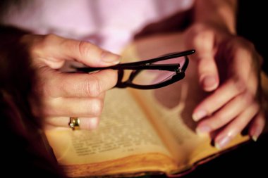 Masanın üzerinde çok eski bir kitap var.