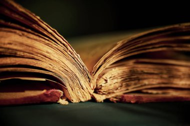 Masanın üzerinde çok eski bir kitap var.