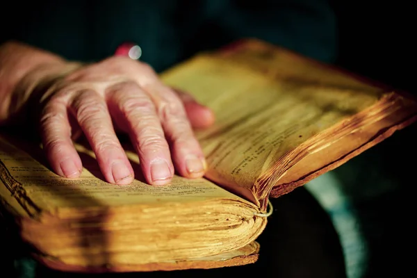 Masanın Üzerinde Çok Eski Bir Kitap Var — Stok fotoğraf