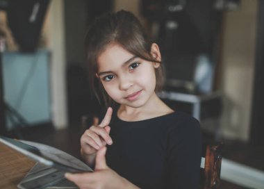 bir tablet üzerinde oynayan kız