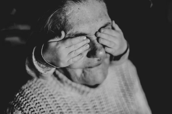 Maniglie Del Bambino Chiudono Gli Occhi Alla Vecchia Nonna — Foto Stock