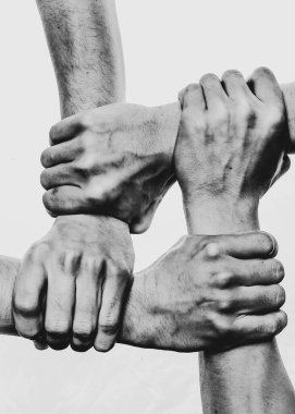 Beyaz arka planda bir adamın elleri