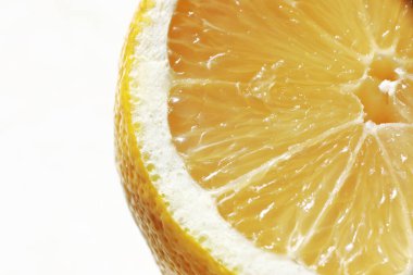 Beyaz arkaplanda turuncuyu kes