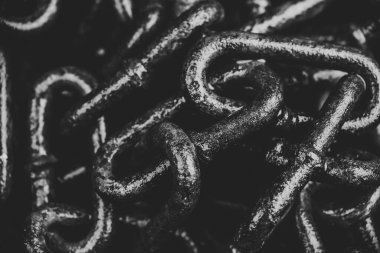 Karanlık arka planda kalın, eski bir zincir.