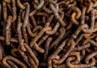 Karanlık arka planda kalın, eski bir zincir.