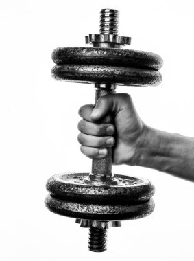 Adam beyaz arka planda bir halterin elini tutuyor.