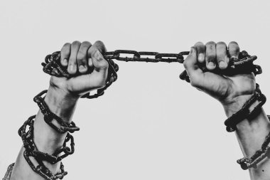 Demir zincirli insan elleri