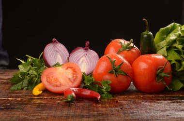 Karanlık bir arka plan üzerinde taze sebze. Natürmort tablo taze sebze. Sağlıklı beslenme. 