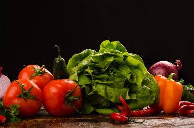 Karanlık bir arka plan üzerinde taze sebze. Natürmort tablo taze sebze. Sağlıklı beslenme. 
