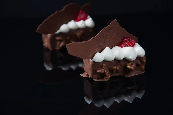 Copa de postre de chocolate sobre un fondo oscuro. Tarta de vainilla y chocolate sobre una mesa de vidrio . — Foto de Stock