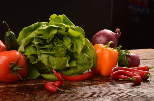 Овощи на темном фоне. Состав овощей на деревянном столе. Пища для здорового питания . — стоковое фото