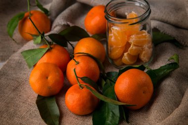 Dal mandalina masanın üzerinde. Gri bir arka plan üzerinde narenciye.