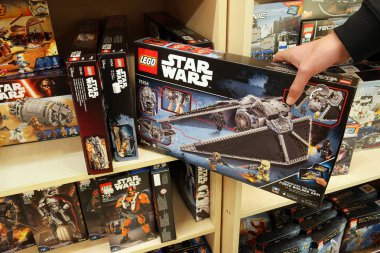 Nordhorn, Almanya - Aralık 2016: Lego Star Wars kutuları bir Oyuncak mağazasında raflarda. Lego, The Lego Group tarafından üretilen popüler bir inşaat oyuncakları serisidir..