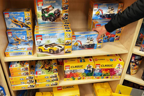 Lego mursten i en legetøjsbutik - Stock-foto