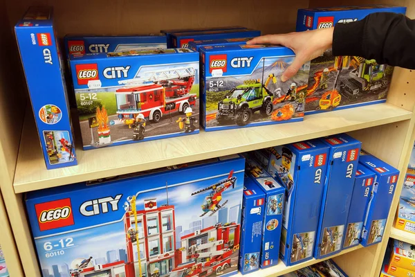 Nordhorn Tyskland December 2016 Lego Bykasser Hylder Legetøjsbutik Lego Populær - Stock-foto