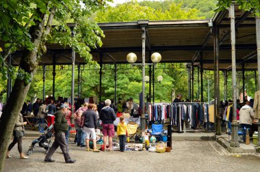 Spa, Belçika - Temmuz 2012: Brocante, Leopold II Galerisi karmakarışık satışında