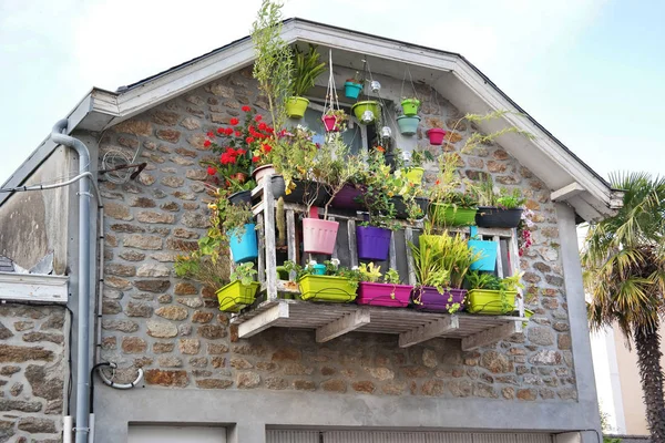 Fransa'da renkli balkon — Stok fotoğraf