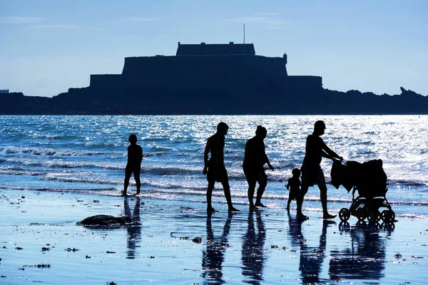 Siluetas Una Familia Playa Malo Caminando Por Mar Atardecer Fondo —  Fotos de Stock