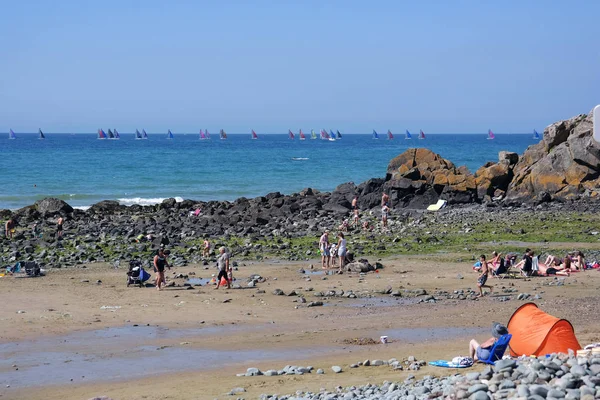 Brittany France July 2014 Bathers Pabu Beach Big Rock Sandy — Stock Photo, Image