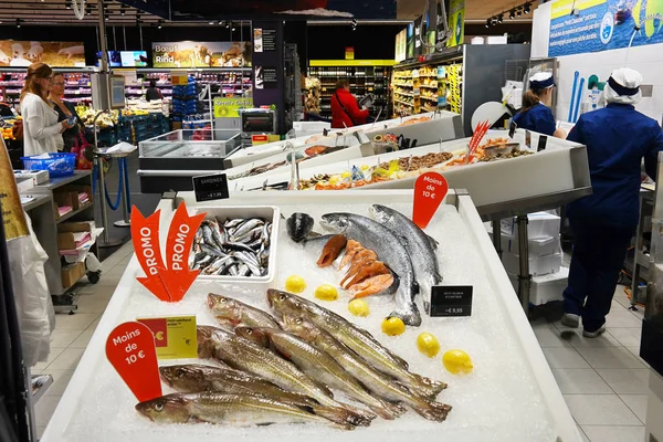 대형 슈퍼마켓의 신선한 생선 부 — 스톡 사진