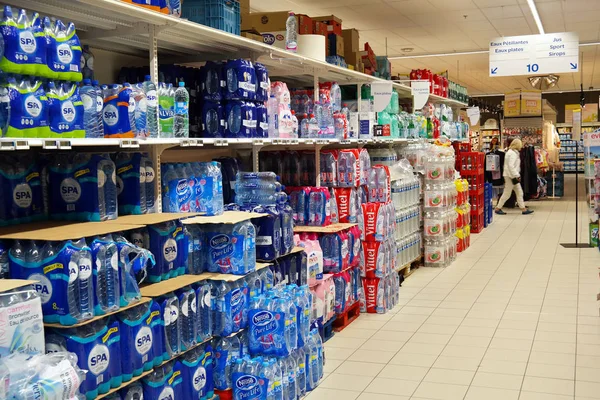 Bouteilles d'eau minérale dans un magasin — Photo