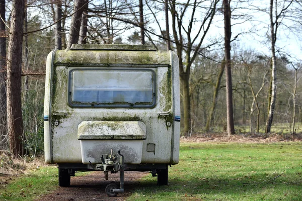 在荷兰的一个露营地 一个肮脏的老式波兰制造的 Predom 大篷车的前面 — 图库照片