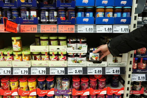 Honey for sale in a supermarket — Stock Photo, Image