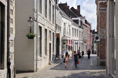 Maastricht, Hollanda - Mayıs 2016: Antik Maastricht şehir merkezinin Stokstraat bölümü.