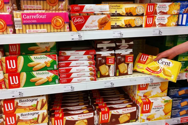Imballaggi di biscotti in un supermercato — Foto Stock