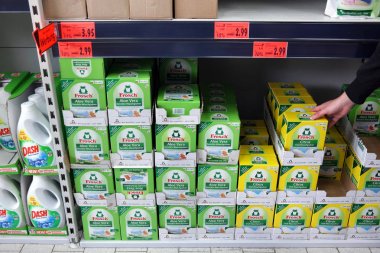 Almanya - Mayıs 2017: Frosch deterjanlar, Werner ve Mertz bir marka temizlik giyim için bir. Almanya'da Kaufland hipermarket alınan.