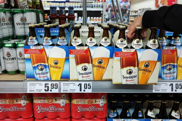 Cerveja de trigo em uma loja — Fotografia de Stock