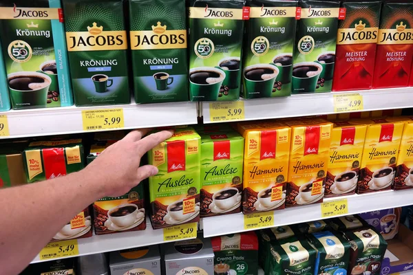 Auswahl von Kaffee in einem Geschäft — Stockfoto