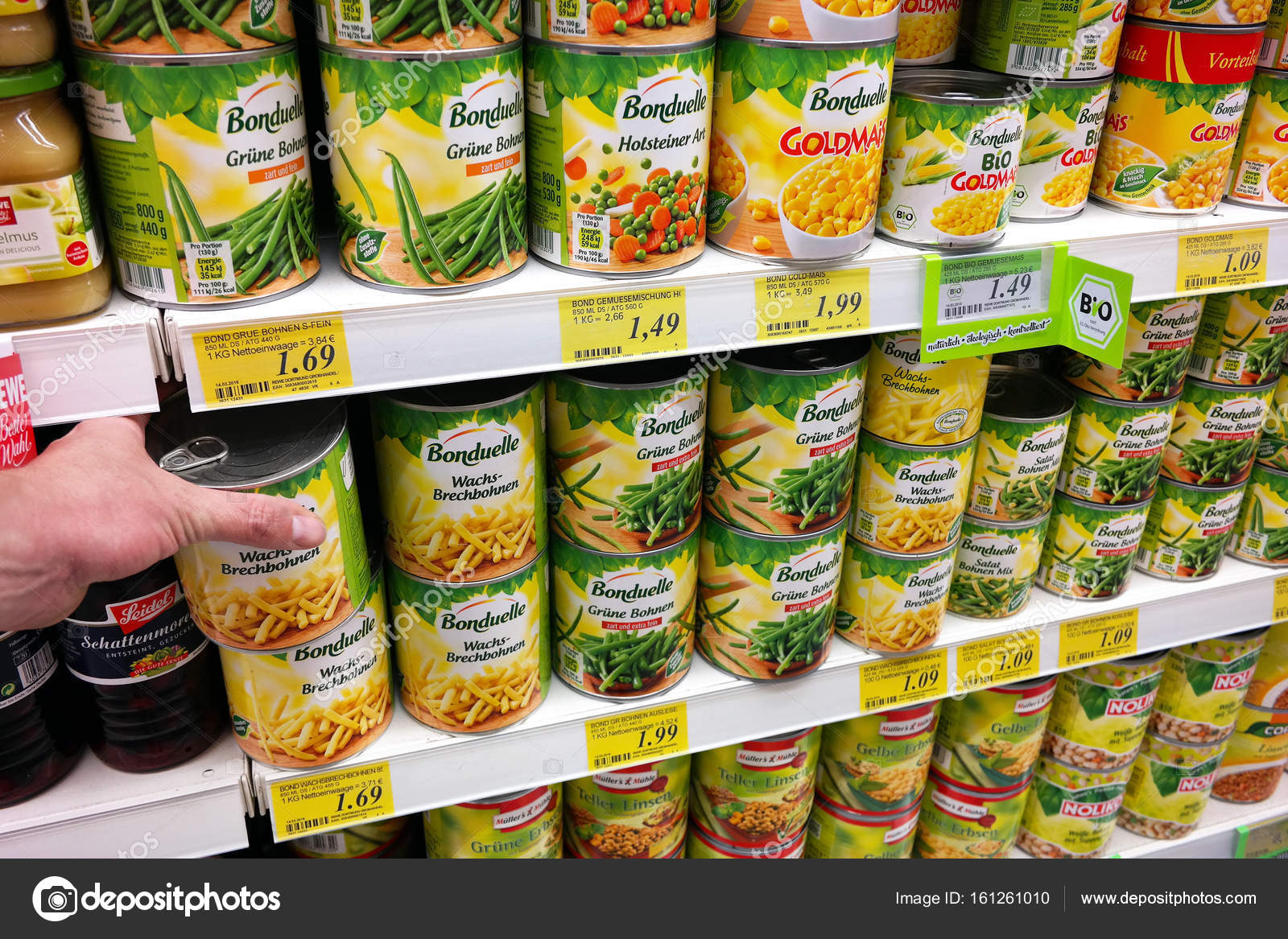 Les légumes en conserve dans un supermarché d'allée Photo Stock