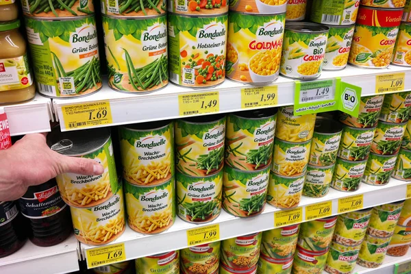 Canned vegetables in a Supermarket — Stock Photo, Image