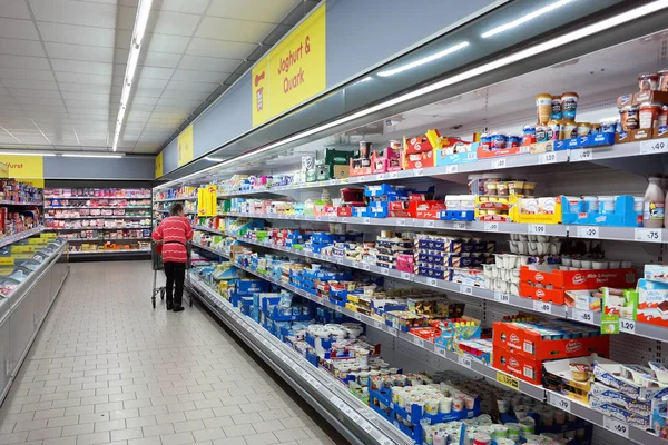 Productos lácteos en una tienda — Foto de Stock
