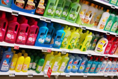 Belçika - Ekim 2014: Temizleme ürünleri, Carrefour hipermarket olarak bir ürün yelpazesine koridor.