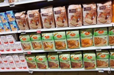 Belçika - Ekim 2014: Koridor ile bir ürün yelpazesine bir Carrefour hipermarket ürünleri pişirme.