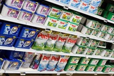 Valonya, Belçika - Ekim 2014: Koridor bir ürün yelpazesine markalar Çamaşırhane deterjanlar ambalajlar içinde bir Carrefour hipermarket.