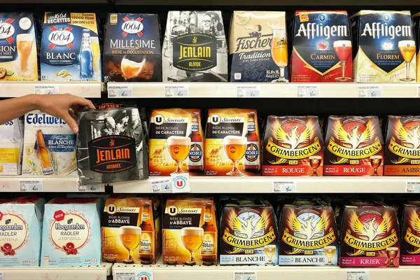 Birra 6 confezioni in un negozio — Foto Stock